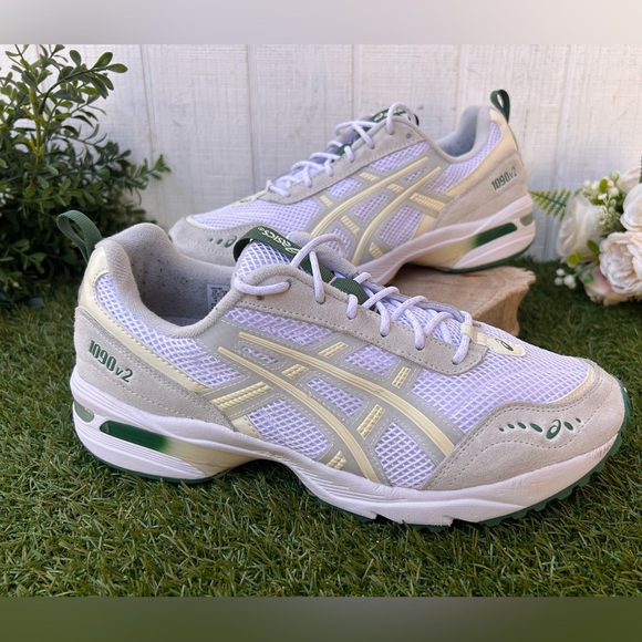 ASICS
WOMEN GEL-1090 V2
RUNNING SHOE size 11 men 9 gently used COLOR:WHITE/green - Picture 6 of 14
